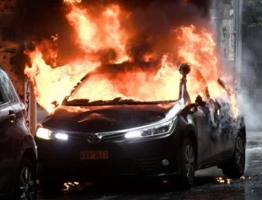 Συλλαλητήριο για τη Μακεδονία: Πυρπόλησαν αμάξι στη Χαρίλαου Τρικούπη (φωτο)
